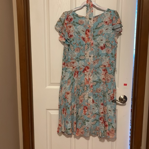 Flowered dress with belt - Picture 4 of 7